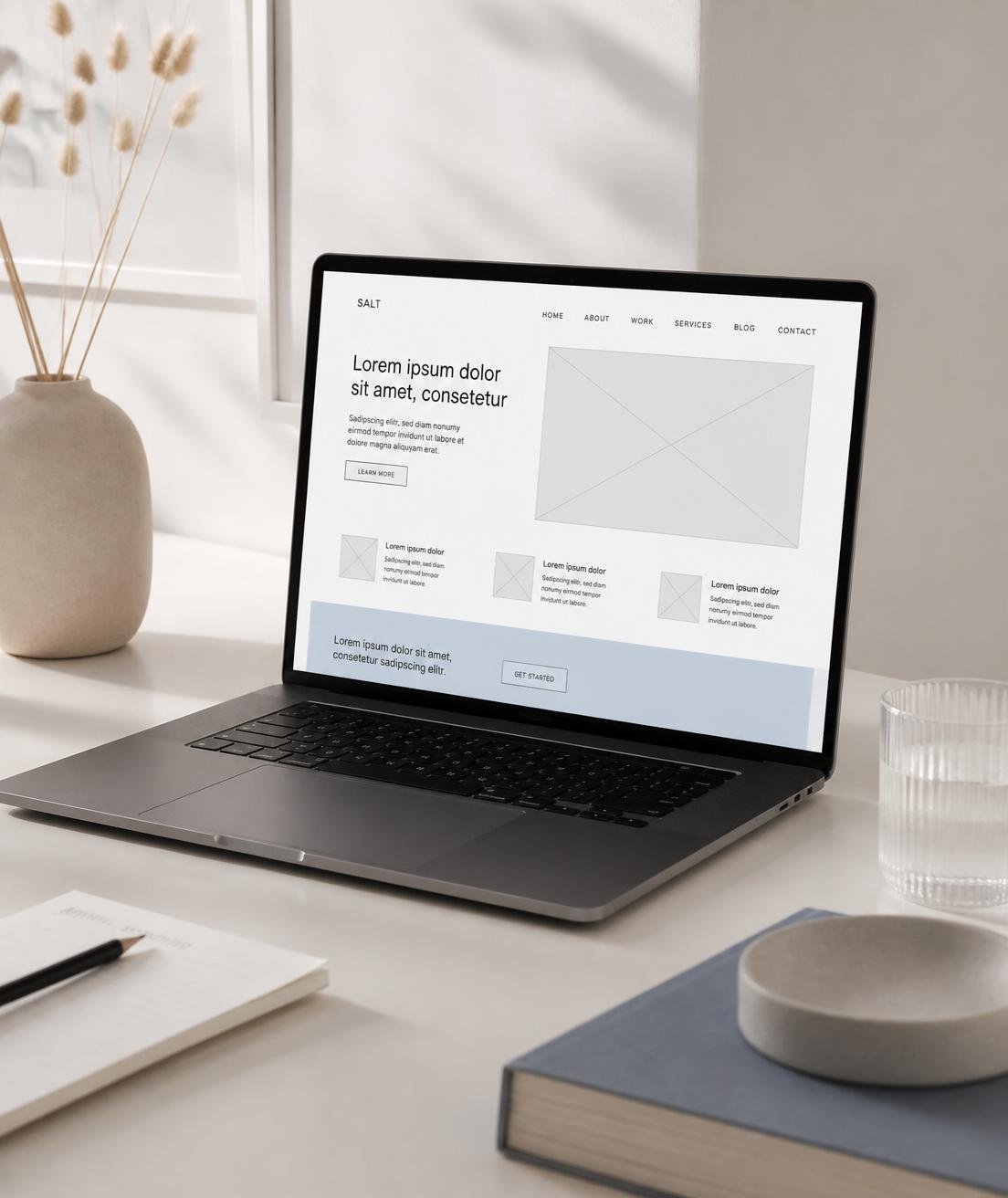 Arbeitsplatz mit Laptop und Entwurf einer modernen Website